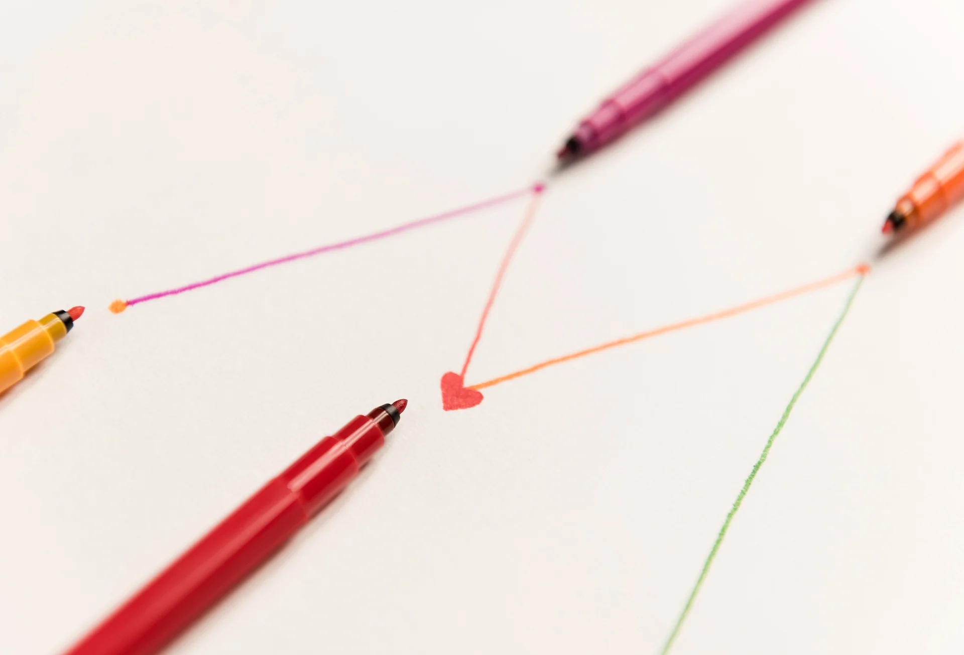 Lines for shedule painted with colorful markers on white paper Filzstifte zeichnen verbindende Linien