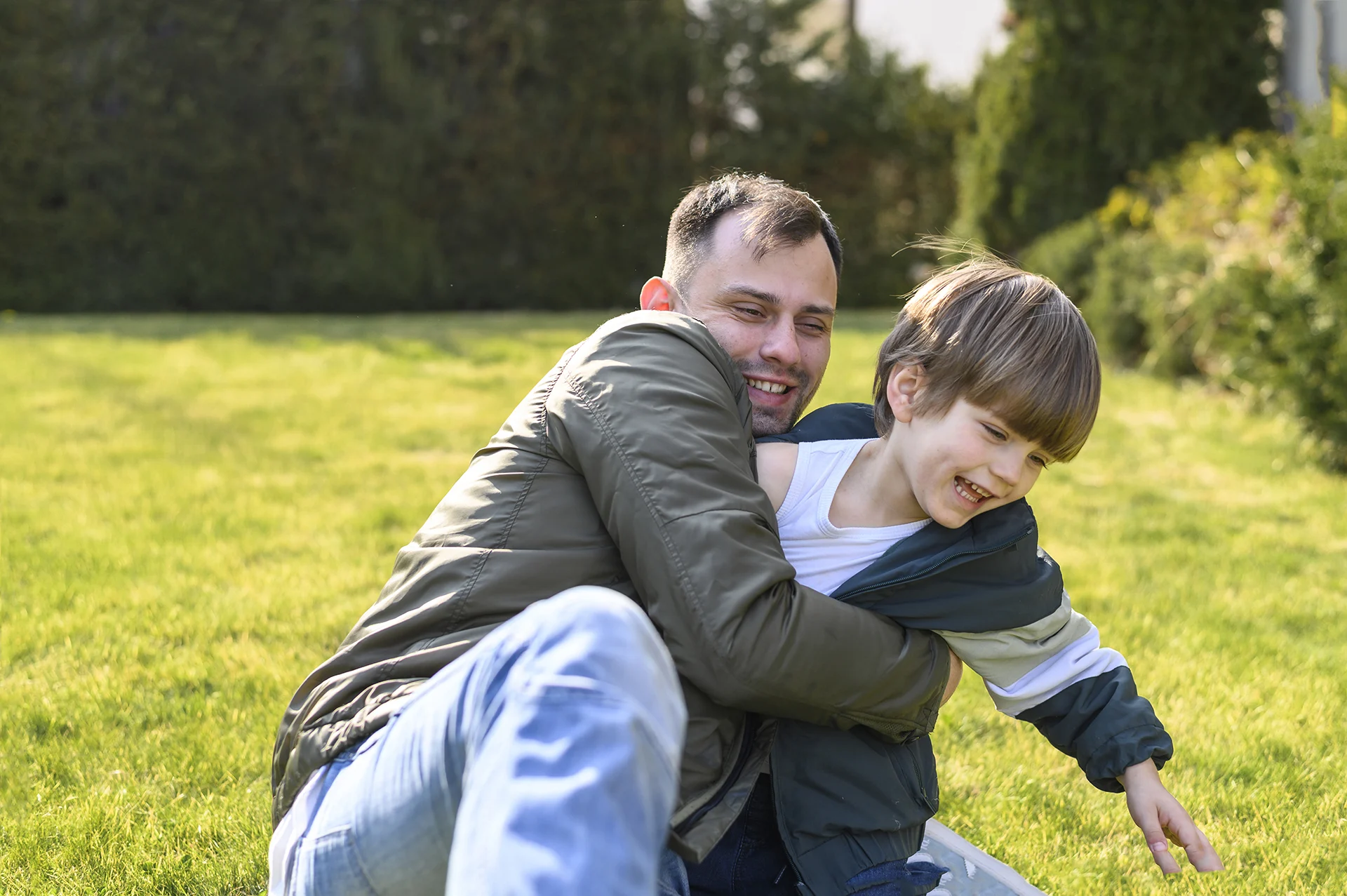 kid-father-playing-grass Vater spielt mit seinem Sohn auf dem Rasen